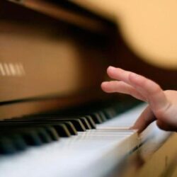 niño aprendiendo a tocar piano