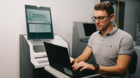 atm-mensch-laptop-kixoperator-kixcustomer-testraum-IMG_5011
