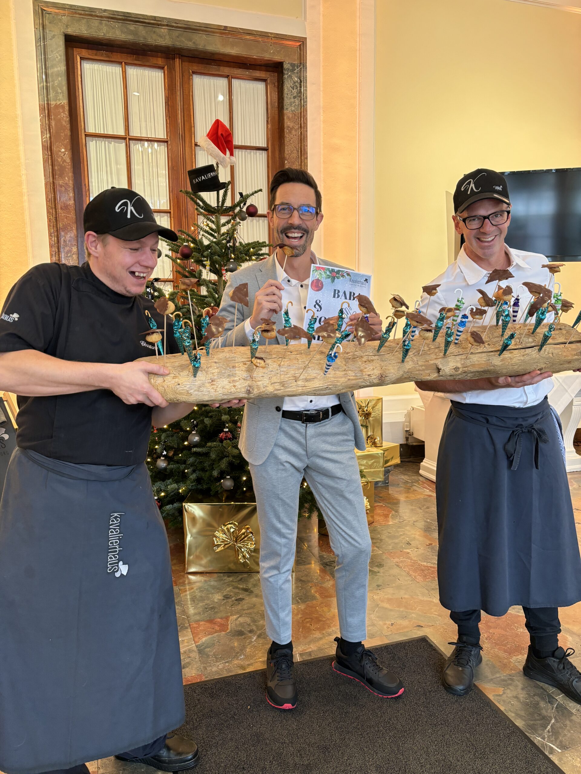 kavalierhaus-klessheim-teamfoto-küche-chef-baumstamm-weihnachtsfeier-betthupferl (4)