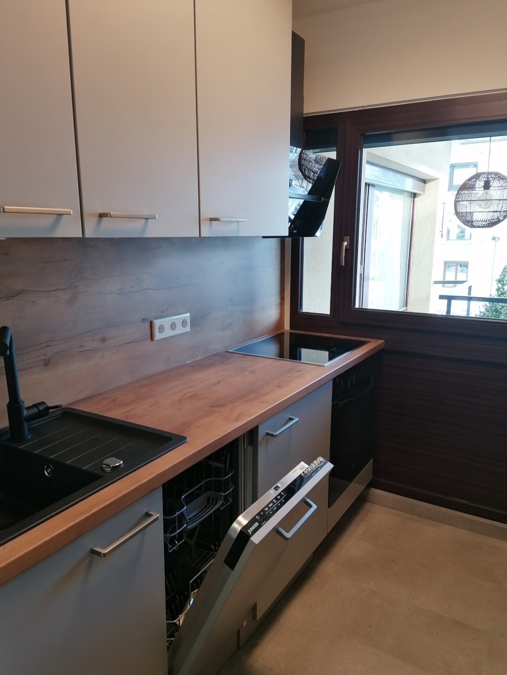 neue Küche mit Geschirrspüler