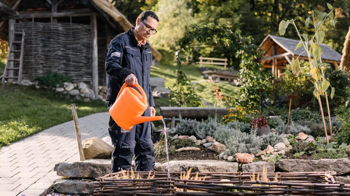Job_Grünanlagenbetreuer_SBG_Blumen_gießen_©Thomas_Sattler~-~media--9a2dd926--query Kopie