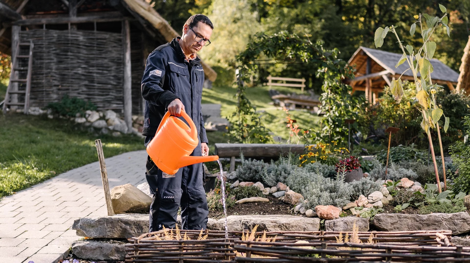 Job_Grünanlagenbetreuer_SBG_Blumen_gießen_©Thomas_Sattler~-~media--9a2dd926--query Kopie