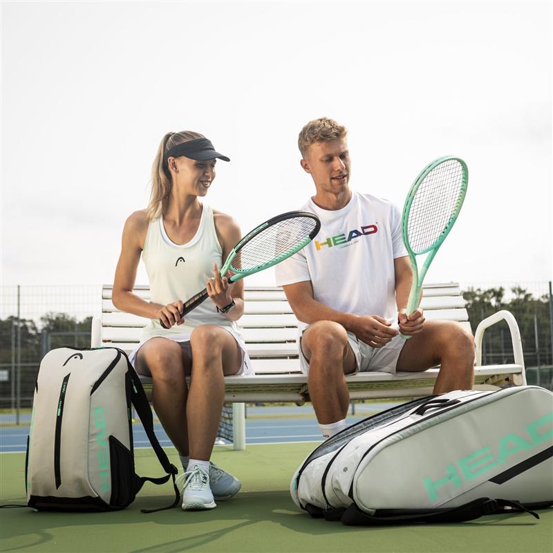 2503_Paar auf Bank weiß türkis mit Schläger