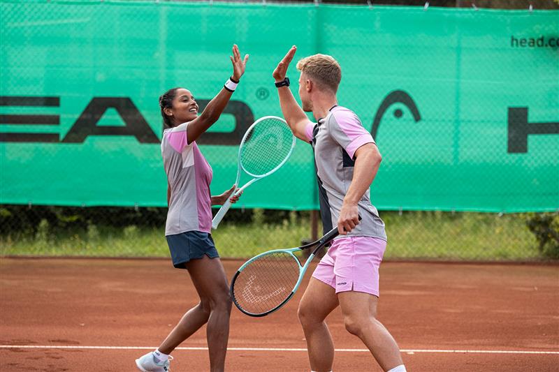 2503_Typ rosa Hose am Spielen Abklatschen