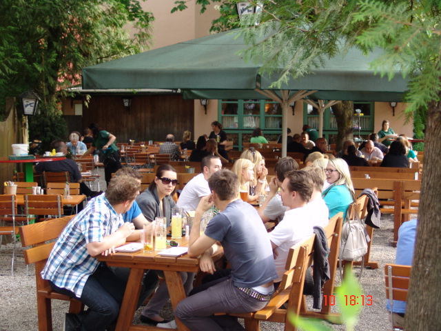 2012-05_Gastgarten_Stimmung_mit_Gästen_wo (1)