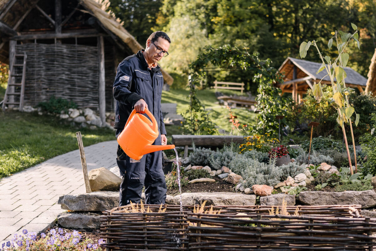 Job_Grünanlagenbetreuer_SBG_Blumen_gießen_©Thomas_Sattler