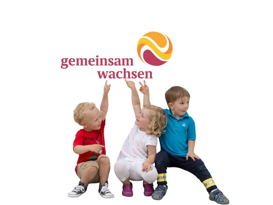 Kinder mit Logo
