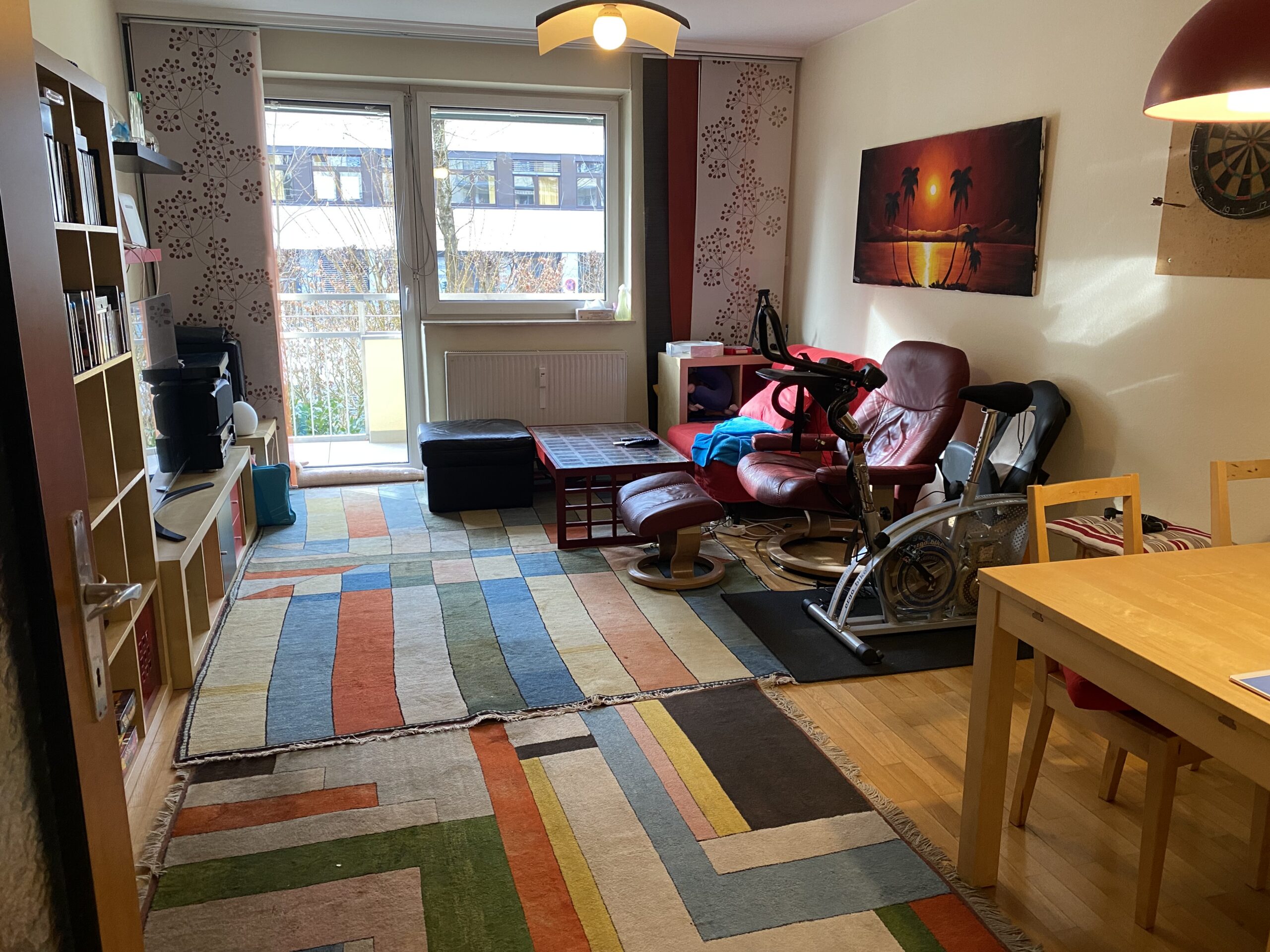 Wohnzimmer mit Balkon