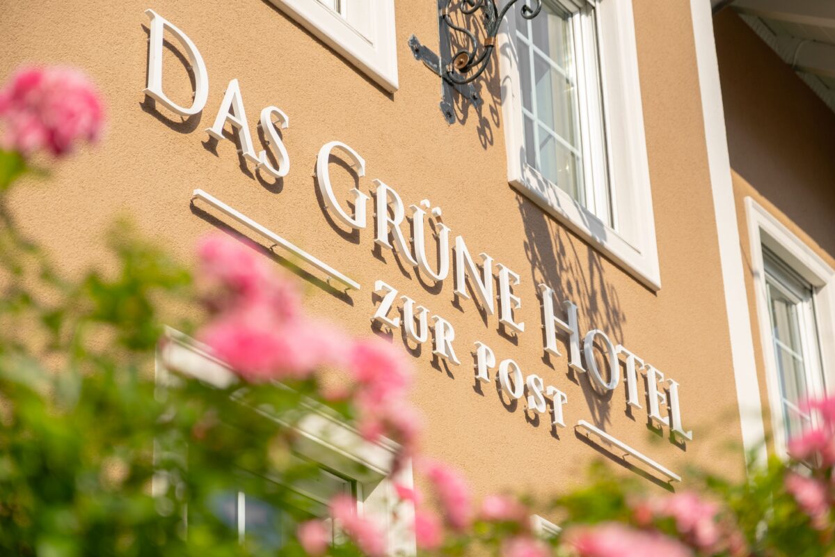 2024 Hausansicht Hotel Detail Schriftzug + Blumen 3