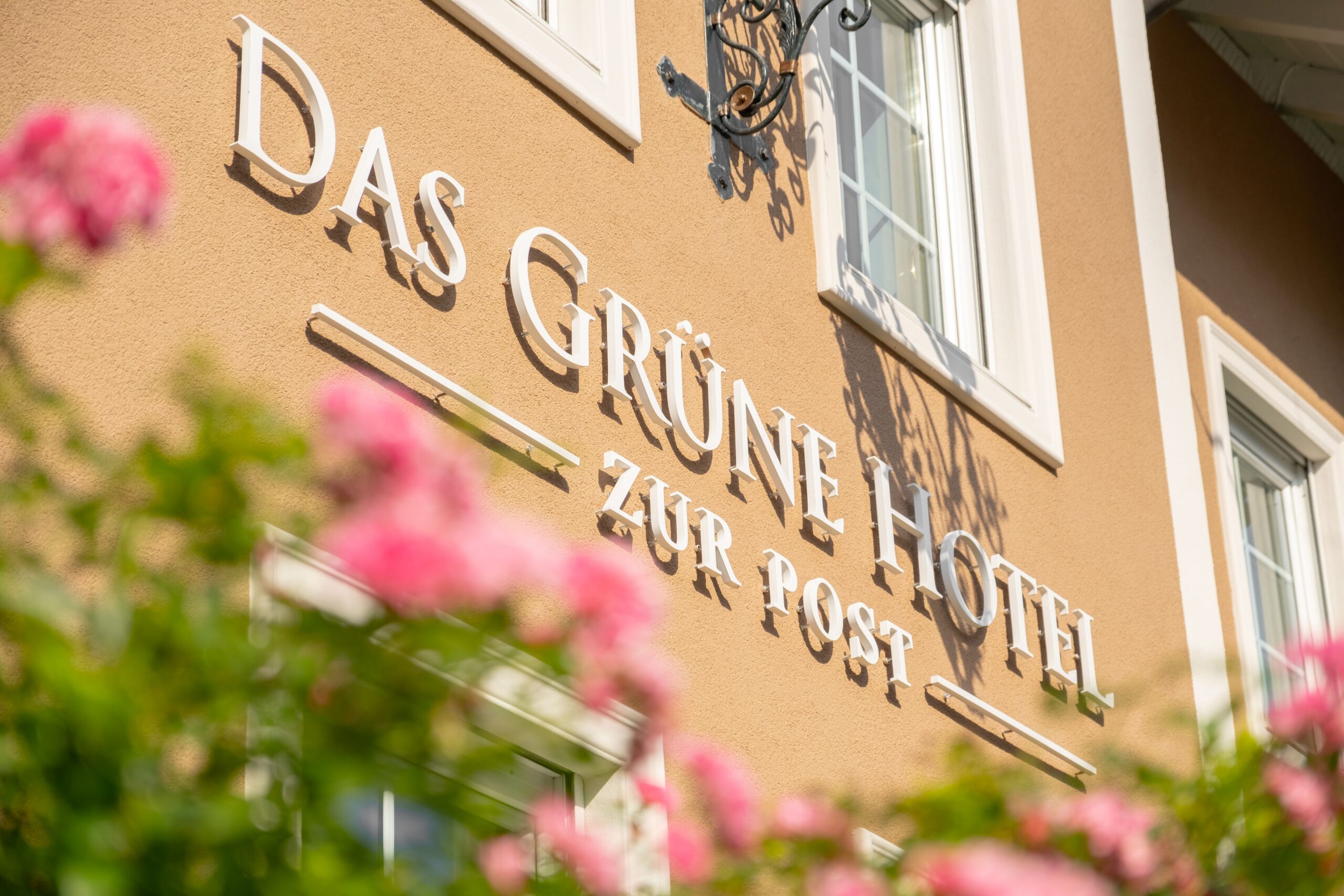2024 Hausansicht Hotel Detail Schriftzug + Blumen 3