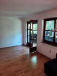 Wies Raum mit Balkon