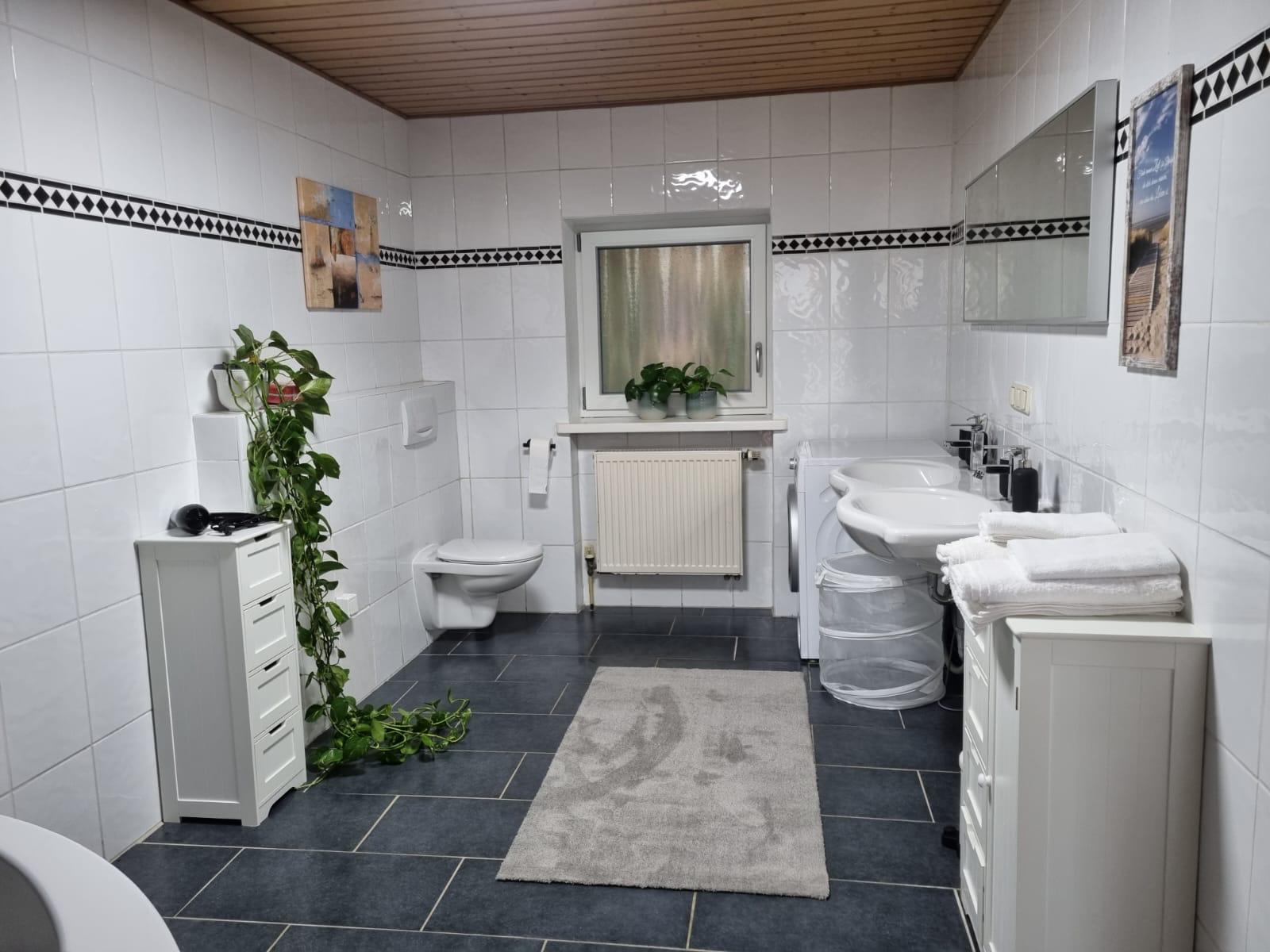 Möbliertes WG-Zimmer bei Salzburg | 600 € warm | Garten & WLAN