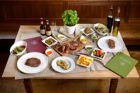 Steaks-mit-Beilagen-6-1-600x400