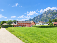 Alpendorf unter schroffen Gipfeln
